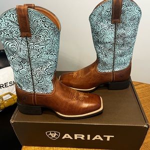 Ariat cowboy boots size 8